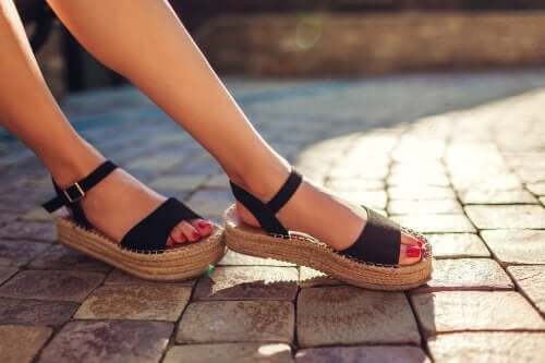 Schweißgeruch in Sandalen: Was tun?
