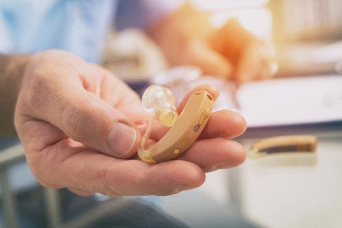 Schwerhörigkeit: Symptome und Behandlung