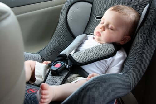 Baby schläft im Autositz