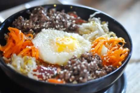 Bibimbap: Koreanischer Reis