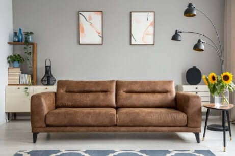 Braunes Sofa mit zwei Bildern an der Wand