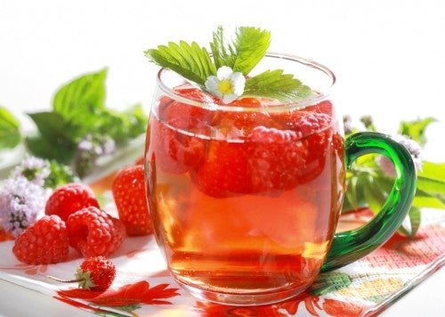 Fruchtwasser mit Himbeeren und Minze