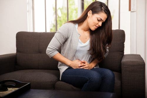 Frau mit Menstruationsbeschwerden