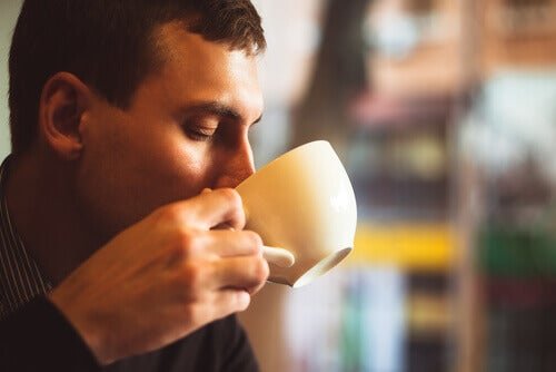 Kaffeegenuss: Mann trinkt eine Tasse Kaffee