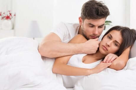 Kein Genuss beim Geschlechtsverkehr: Mann tröstet Frau im Bett