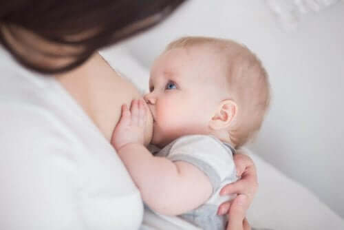 Baby wird gesäugt
