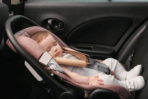 Baby in Autositz