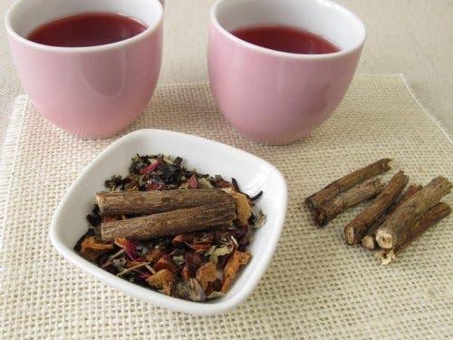 Tee, der aus Süßholz hergestellt wurde und gegen Menstruationsbeschwerden hilft