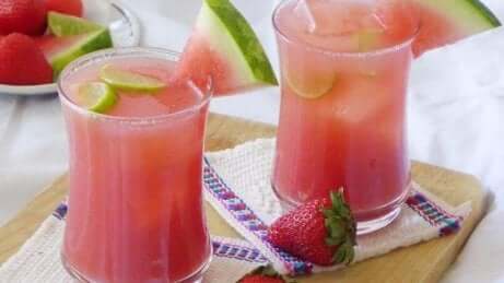 Fruchtwasser mit Wassermelone und Kokoswasser