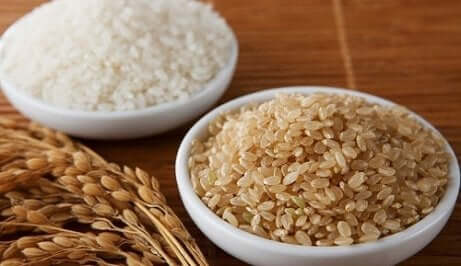 Weißer und brauner Reis