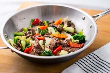 Wok mit Gemüse und Fleisch - Bimbimbap kochen
