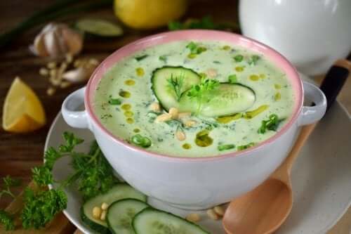 Kalorienarmes, sättigendes Rezept: Gurken-Avocado-Suppe