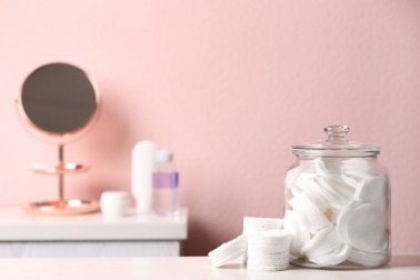 Ordnung im Badezimmer mit Glasbehältern