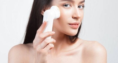 Hilft eine Peeling-Bürste gegen verstopfte Poren?