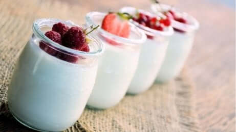 Mit Naturjoghurt Bauchfett loswerden
