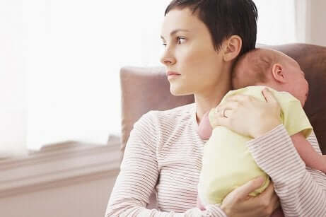 Junge Mutter mit Baby auf dem Arm