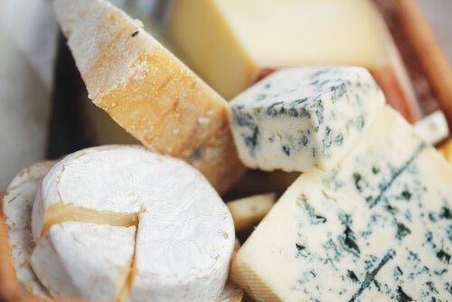 Käse schneiden: runde, kleine und flache Sorten