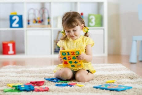 Kinder mit Autismus: Mädchen spielt mit Zahlen