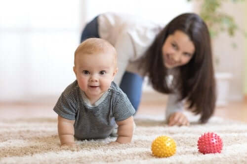 Krabbeln lernen: Motiviere dein Baby mit diesen 5 Tipps!