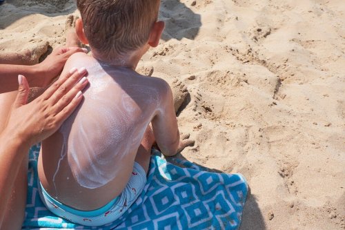 Hautpflege bei Kindern am Strand