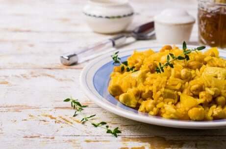 Teller mit Kichererbsencurry