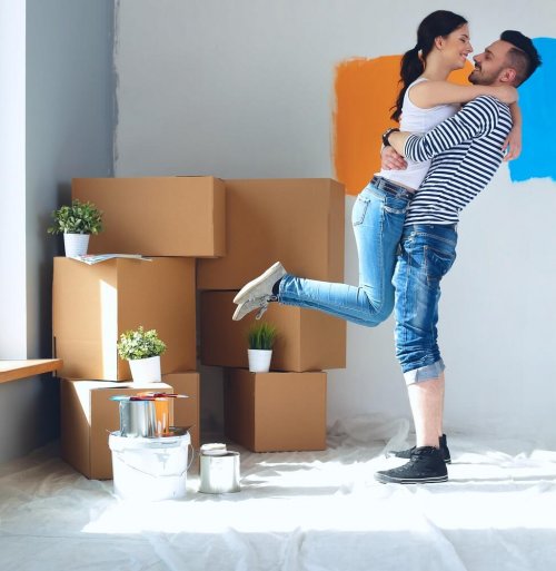 Umzugsstress am Tag des Umzugs mit dem Partner vermeiden
