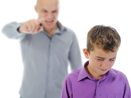 Vater schreit seinen kleinen Sohn an