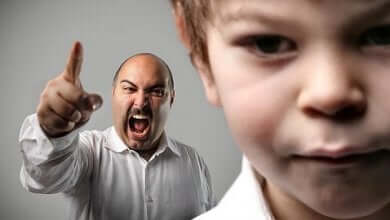 Vater schreit wütend seinen Sohn an