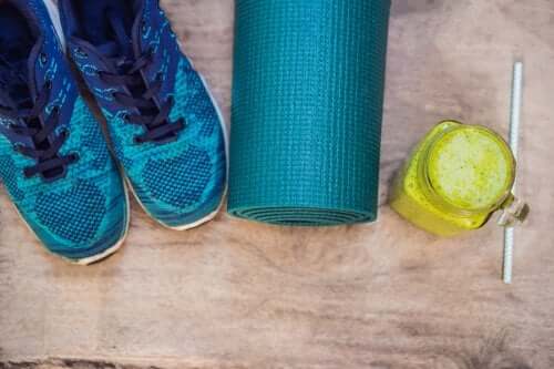 Proteindrink aus grünem Gemüse und Hanfsamen