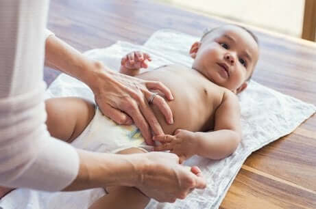 Baby beim Wechseln von Stoffwindeln