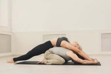 Enge Bindung durch Yoga 