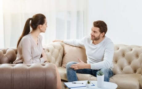 Ein Paar unterhält sich auf dem Sofa