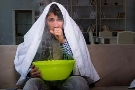 Erkälteter Mann inhaliert