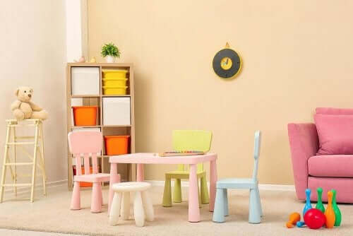 Kinderzimmer mit wenig Möbeln