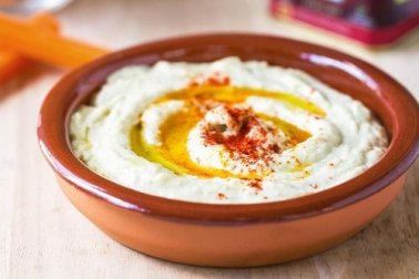 Hummus aus Kichererbsen mit Paprika