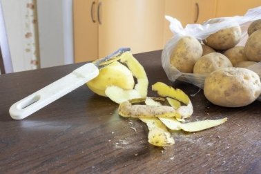 Öko-Putzmittel aus Kartoffelschalen