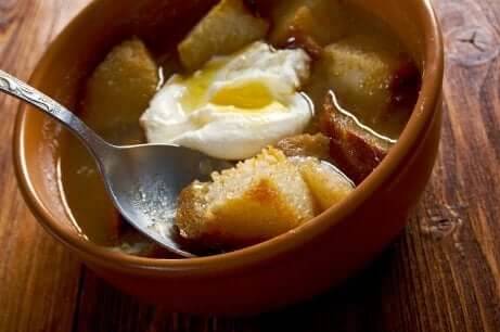 Knoblauchsuppe mit pochiertem Ei