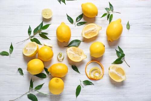 Zitronen und Blumen für die Tischdekoration