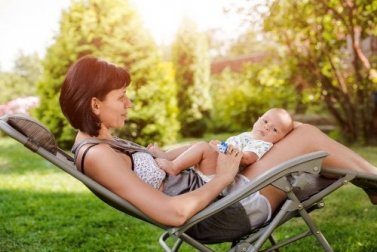Tipps, um die nachgeburtliche Zeit im Sommer besser zu genießen