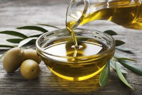 Pflanzliche Produkte mit Omega 3: Leinsamen und Olivenöl 