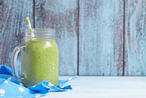 Rezept für einen Proteindrink mit grünem Gemüse und Hanfsamen