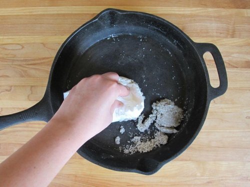 Putzmittel aus Kartoffelschalen und Salz zur Reinigung von Pfannen