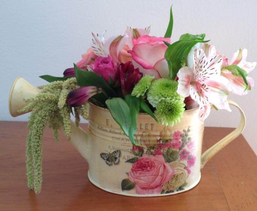 Gießkanne mit Blumen