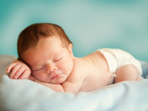 Schlafendes Baby mit Windel