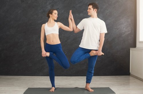 Durch Yoga kannst du das Vertrauen und den Teamgeist stärken