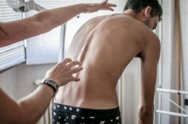 Vorbeugung von Skoliose: vier einfache Übungen
