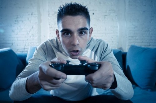 Jugendlicher spielt Videogames