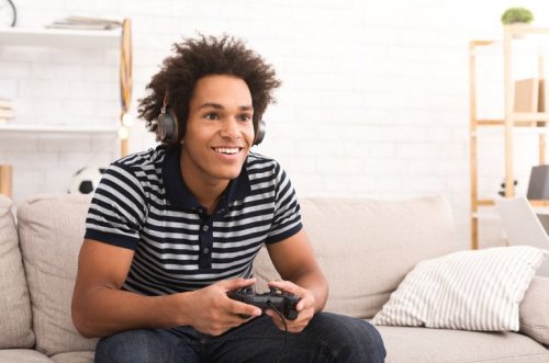 Jugendlicher spielt Videogames auf dem Sofa