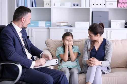 Mädchen mit Mutter beim Psychologen
