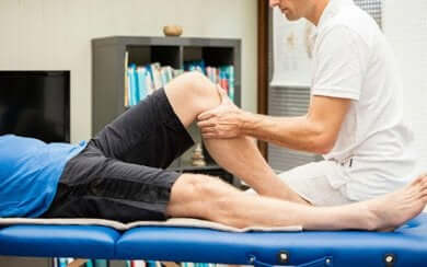 therapeutische Massage an den Gelenken